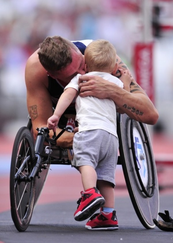 
	
	David Wier của Vương quốc Anh đang ôm chầm lấy con trai Mason của mình sau khi giành được danh hiệu T54 Mile trong khuôn khổ giải Para Challenge thế giời diễn ra tại London, 28/06/2013.